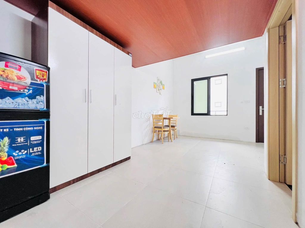 New house, large guards, four people staying, five million a month.