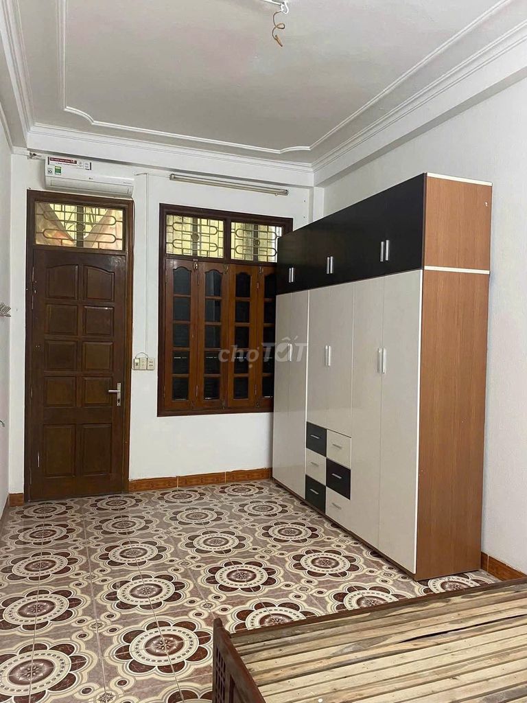 It's the owner who rents the house 50 meters, four floors.