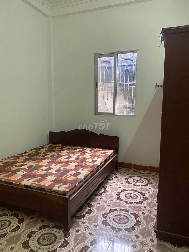 It's the owner who rents the house 50 meters, four floors.