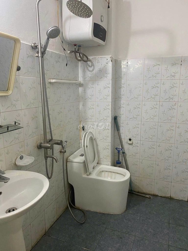 It's the owner who rents the house 50 meters, four floors.