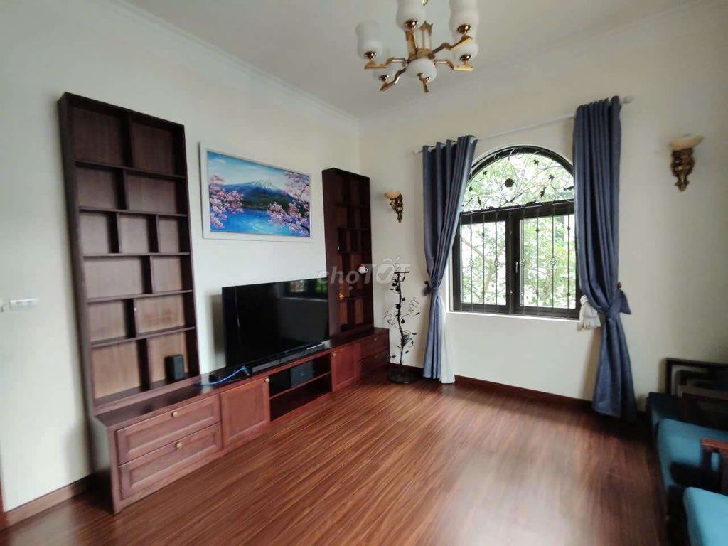 It's the owner of the villa. Lê Trọng Tấn, Stay and Do office.