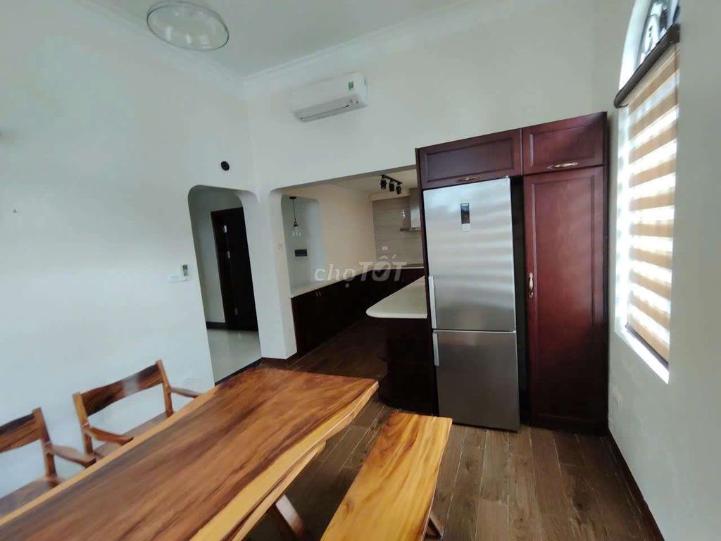 It's the owner of the villa. Lê Trọng Tấn, Stay and Do office.