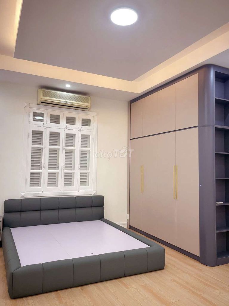 It's the owner of the villa. Lê Trọng Tấn, Stay and Do office.
