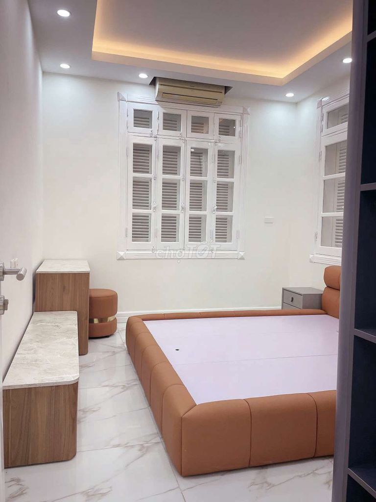 It's the owner of the villa. Lê Trọng Tấn, Stay and Do office.