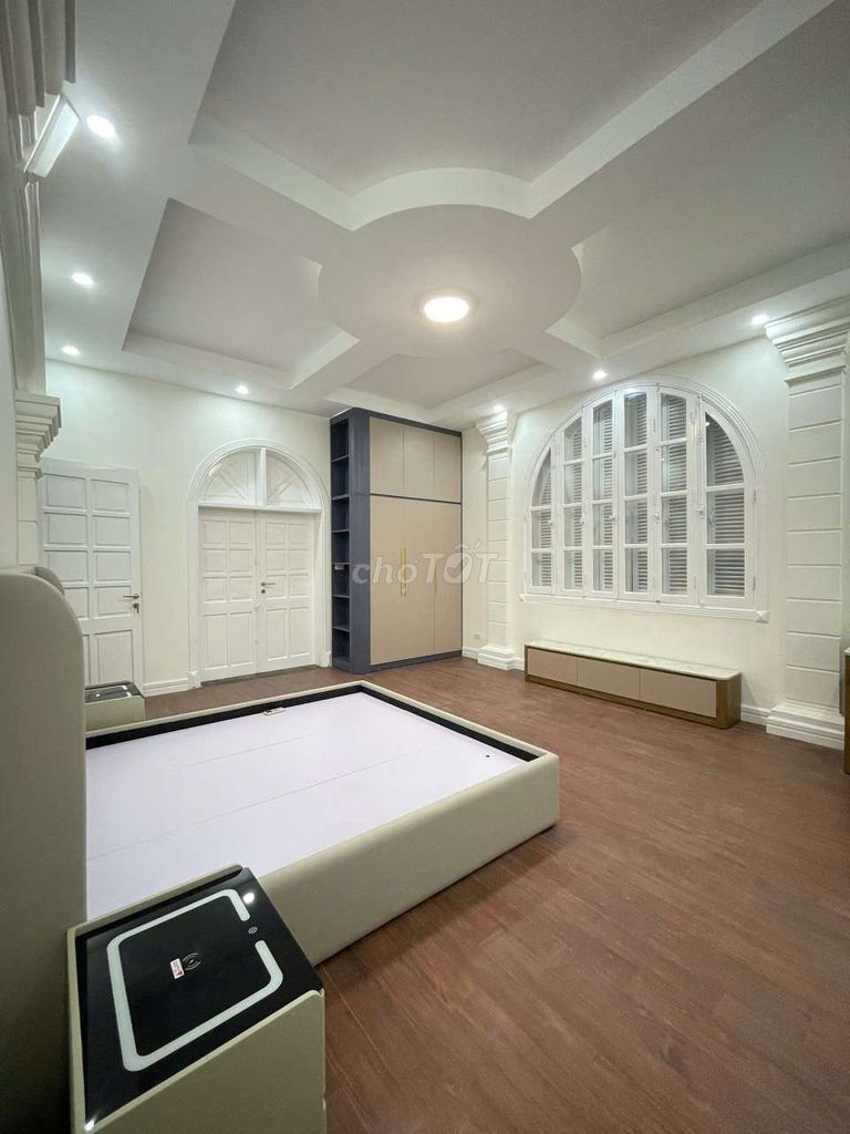 It's the owner of the villa. Lê Trọng Tấn, Stay and Do office.