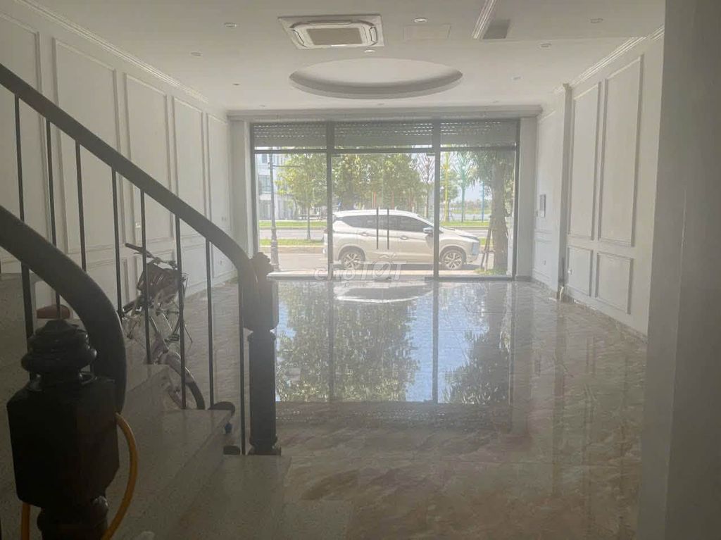 Rent an interior 640 Vin1, 70 meters, with elevators, bare air conditioner.