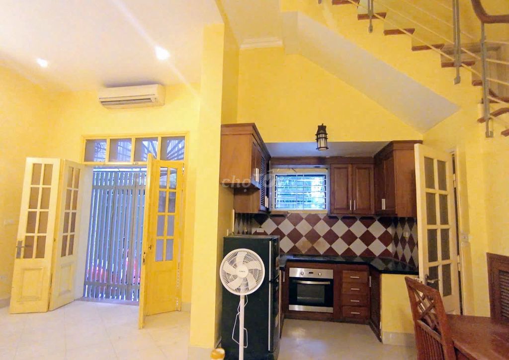 It's the owner of the Ngõ 11 Tô Ngọc Vân, 3 floors.