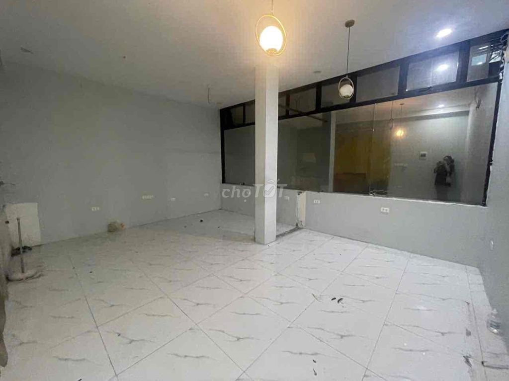 Rent a building on 104 Nguyễn Khuyến.