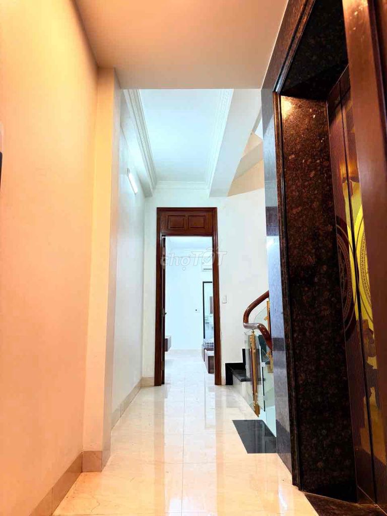 Kim Ngưu. 50 meters 2 x 5 elevators. Seven rooms. It's 35 t.