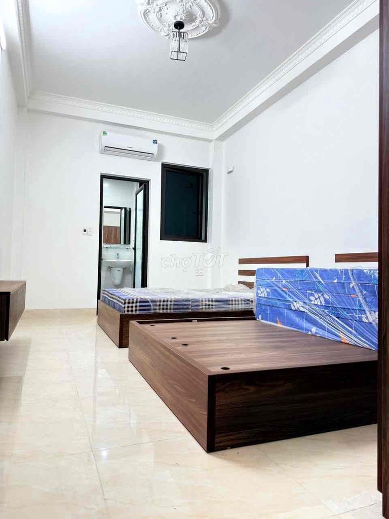 Kim Ngưu. 50 meters 2 x 5 elevators. Seven rooms. It's 35 t.