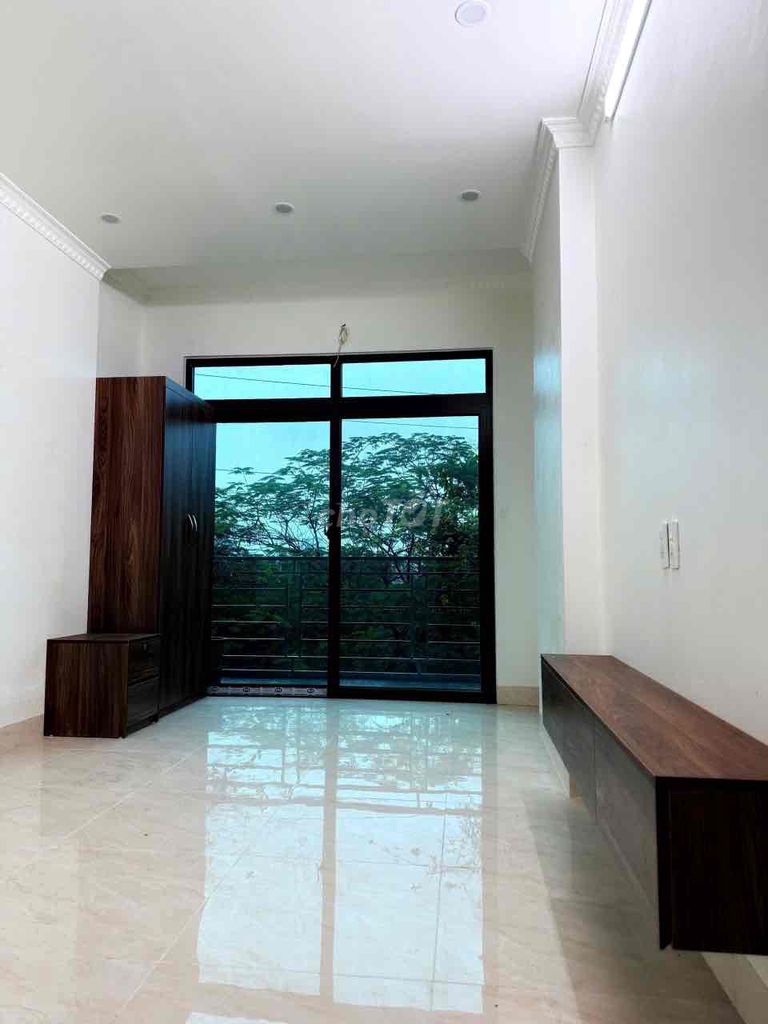 Kim Ngưu. 50 meters 2 x 5 elevators. Seven rooms. It's 35 t.