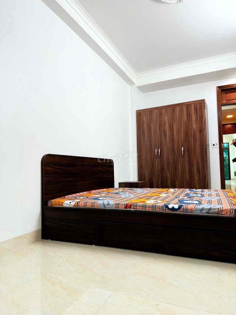 Kim Ngưu. 50 meters 2 x 5 elevators. Seven rooms. It's 35 t.
