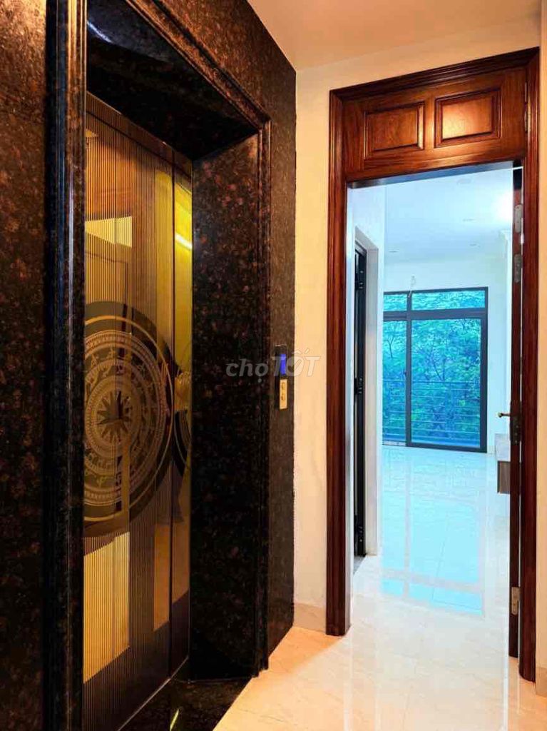 Kim Ngưu. 50 meters 2 x 5 elevators. Seven rooms. It's 35 t.