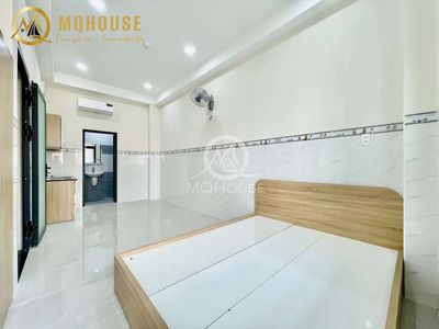 The Studio House, the balcony window, is Âu Cơ Tân Sơn Nhì near the Constitution.