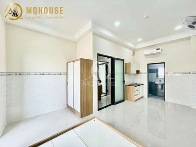 The Studio House, the balcony window, is Âu Cơ Tân Sơn Nhì near the Constitution.