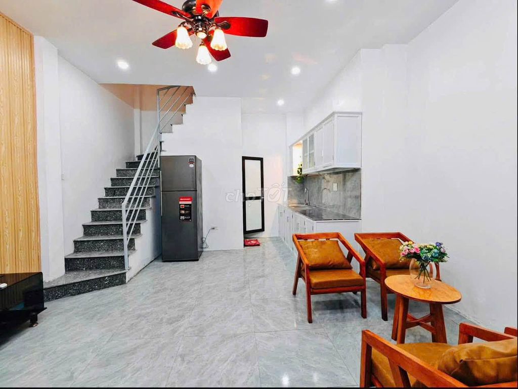 Rent the house 30 meters, 3 floors, 5 meters in cash, 10 million a month.