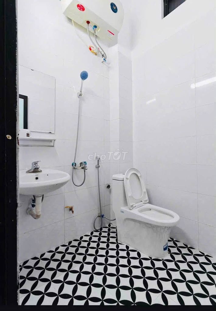 Rent the house 30 meters, 3 floors, 5 meters in cash, 10 million a month.