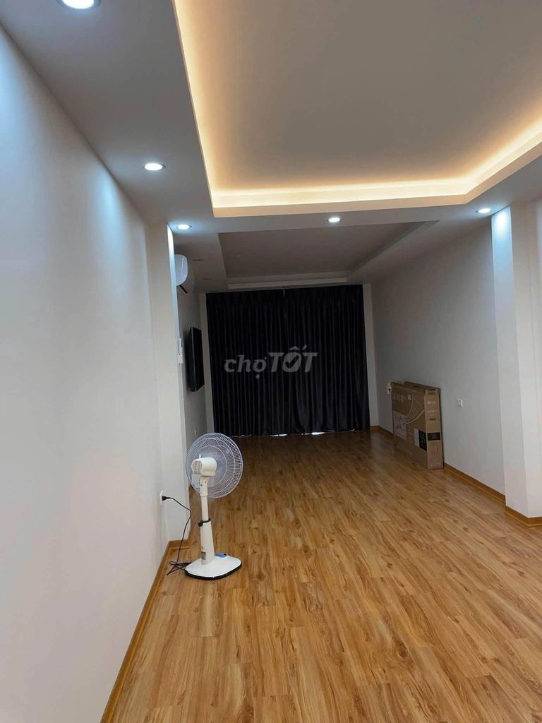Rent Vũ Tông Phan Street