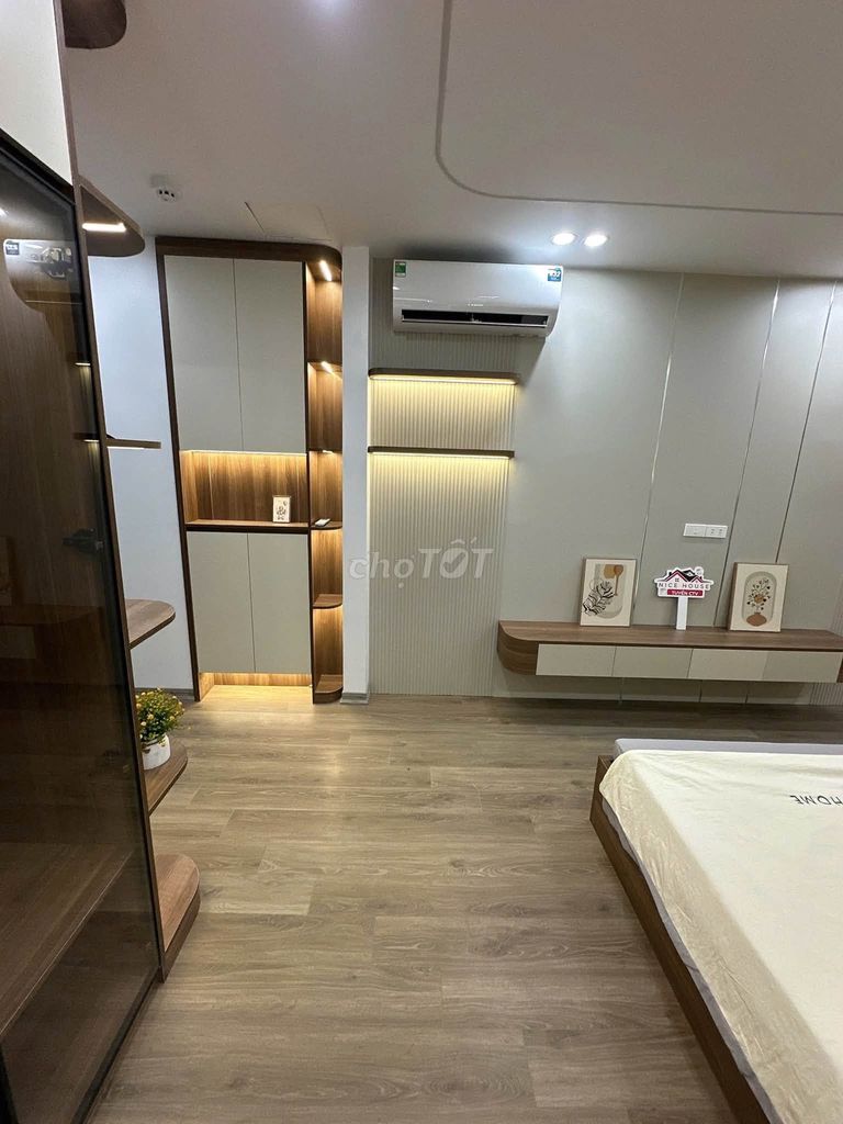 Rent 8 million Nguyễn Hoàng.