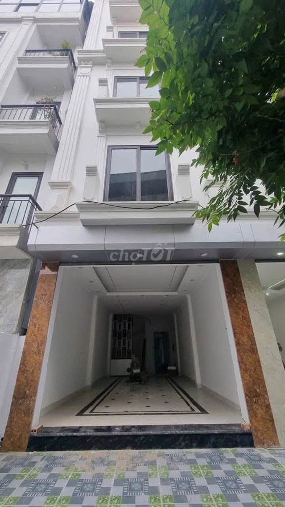 Rent the original apartment with elevators, cars in the house at Cự Khối, Long B.