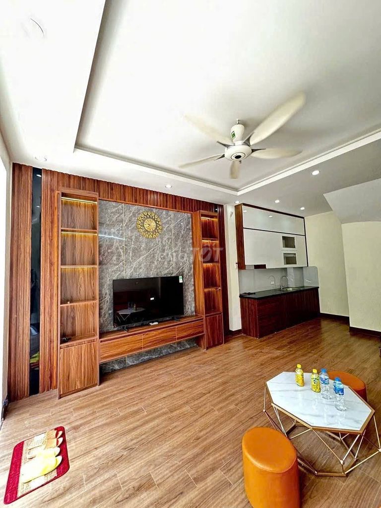 Rent a five-story apartment full-story Max.