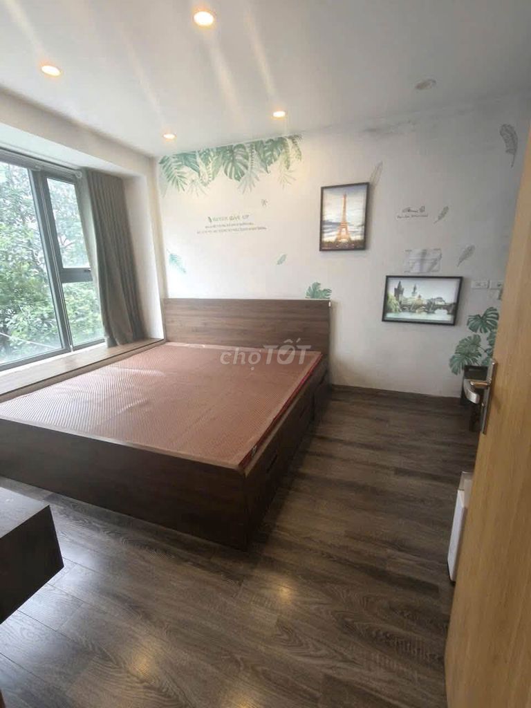 Rent a three-story three-room suite full of Nguyễn Văn Cừ furniture.