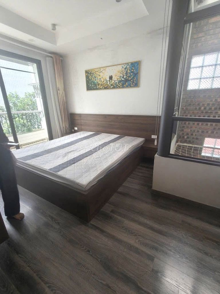 Rent a three-story three-room suite full of Nguyễn Văn Cừ furniture.