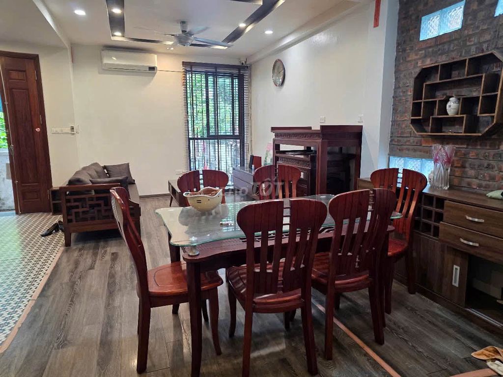 Rent a three-story three-room suite full of Nguyễn Văn Cừ furniture.
