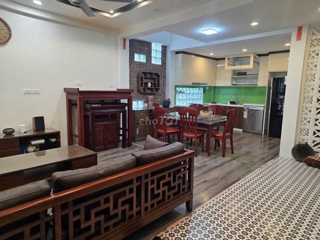 Rent a three-story three-room suite full of Nguyễn Văn Cừ furniture.