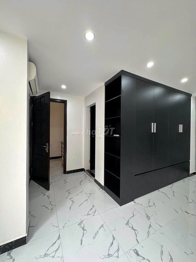 Rent the original 40 meters, 3 bedrooms, full gear, parking car - Tây Hồ