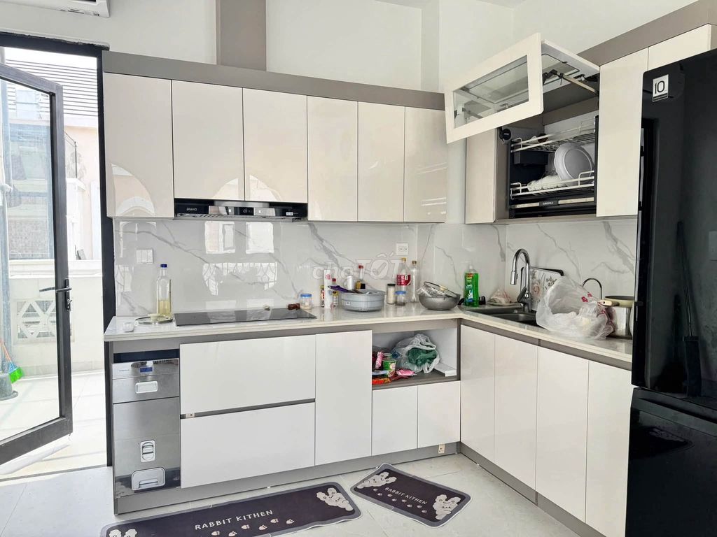 Rent a five-story building full-story furniture at Alexomes Ocean Park.