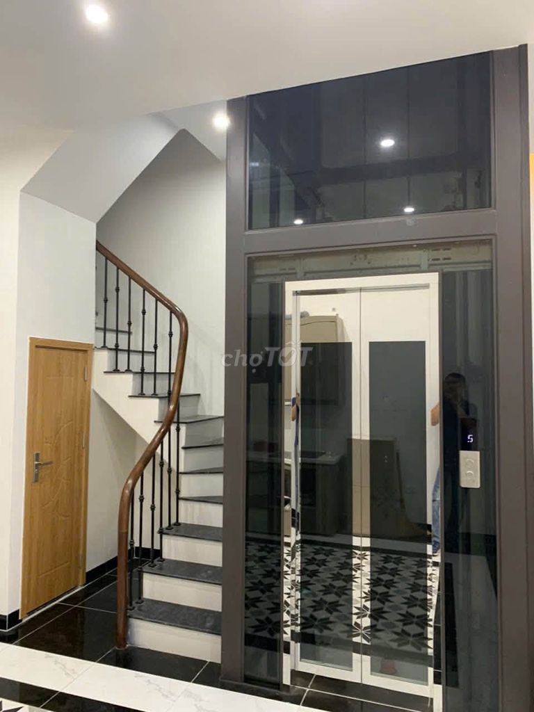 Rent Vin3, 5 stories, elevator, office plus housing.