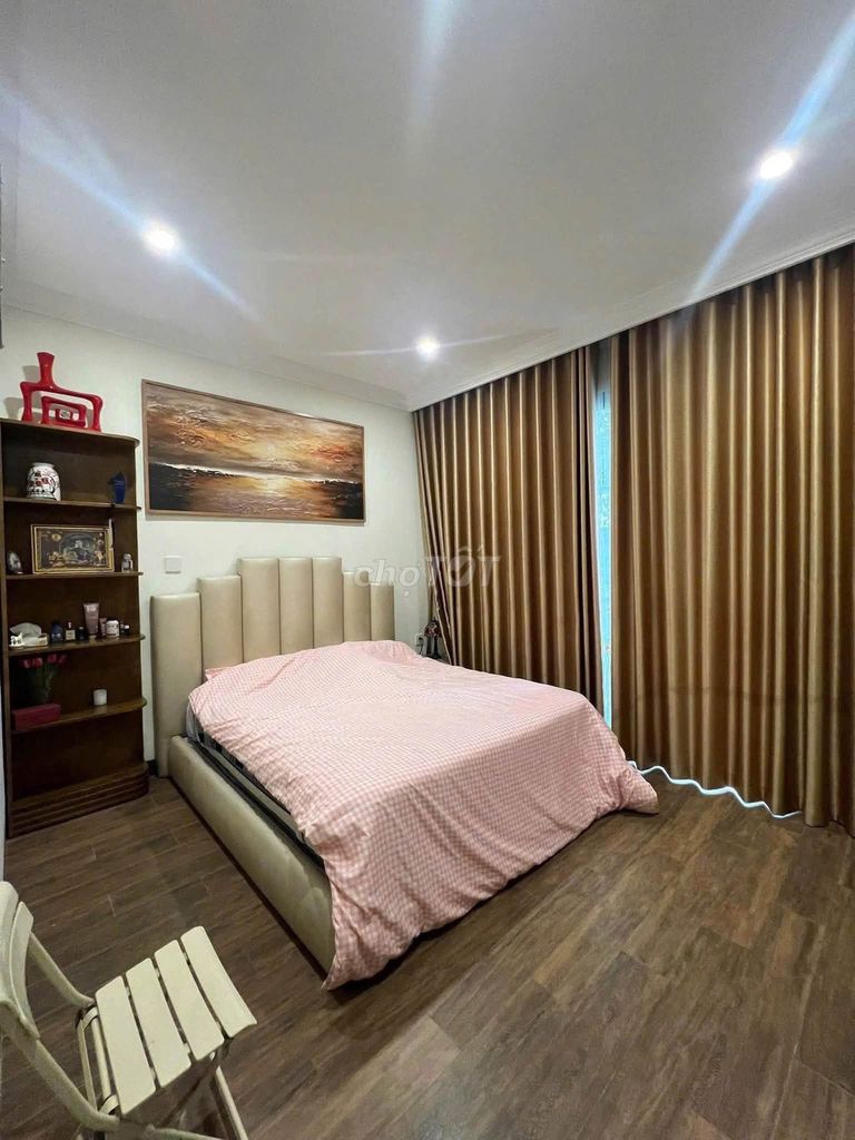Rent the house next to Vin2, 5 stories, 5 bedrooms full interior.