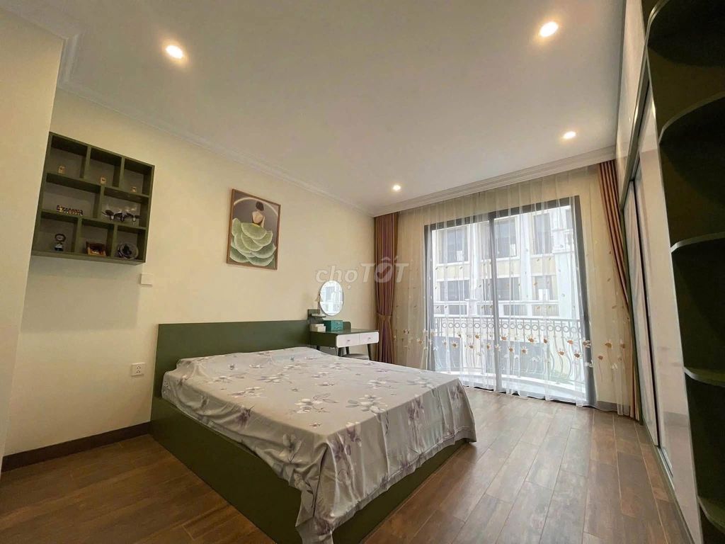Rent the house next to Vin2, 5 stories, 5 bedrooms full interior.