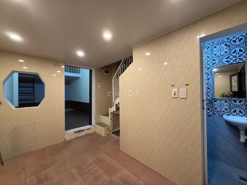 20 meters x 2.5 floors, 10 million, near the street.