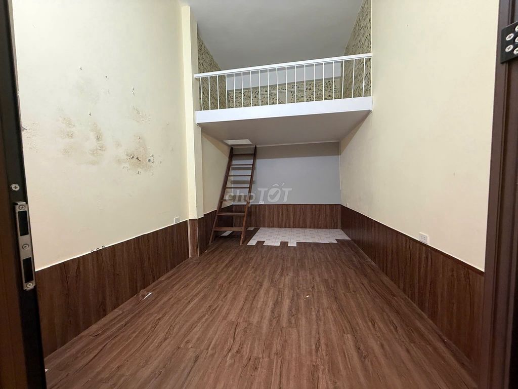 20 meters x 2.5 floors, 10 million, near the street.
