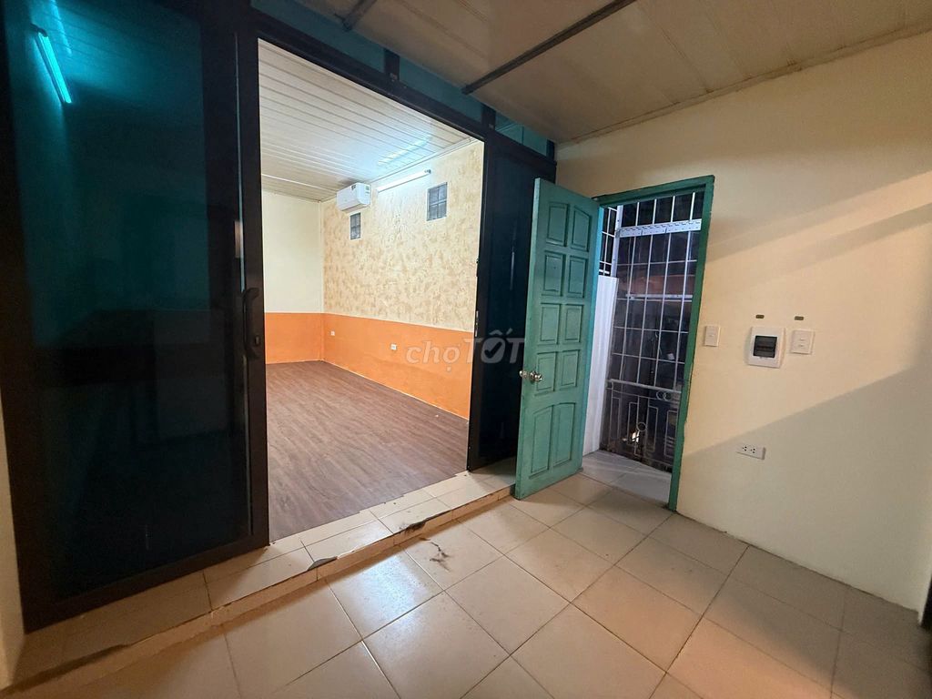 20 meters x 2.5 floors, 10 million, near the street.
