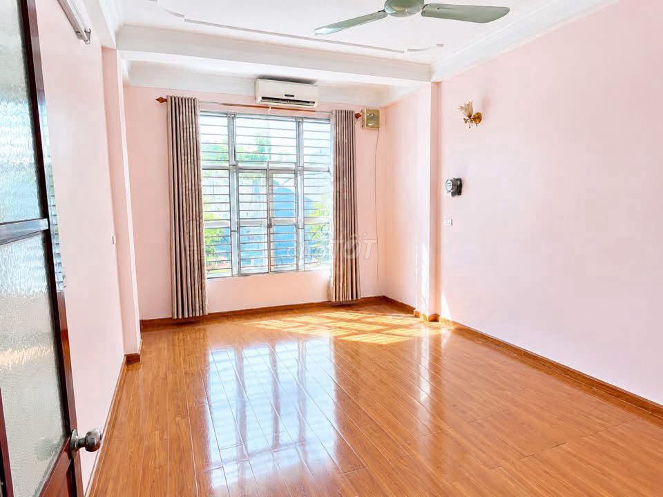 Rent a 5-story Bạch Đằng Hai Bà Trưng.