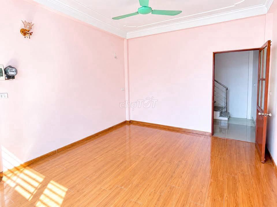 Rent a 5-story Bạch Đằng Hai Bà Trưng.