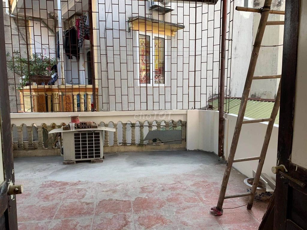 Rent a three-story Đội Cấn, Ba Đình, Hanoi