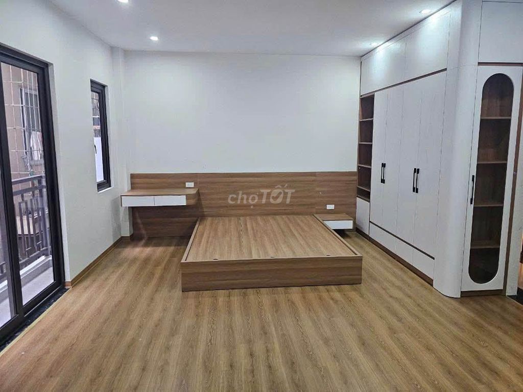 Rent a new six-story elevator building.