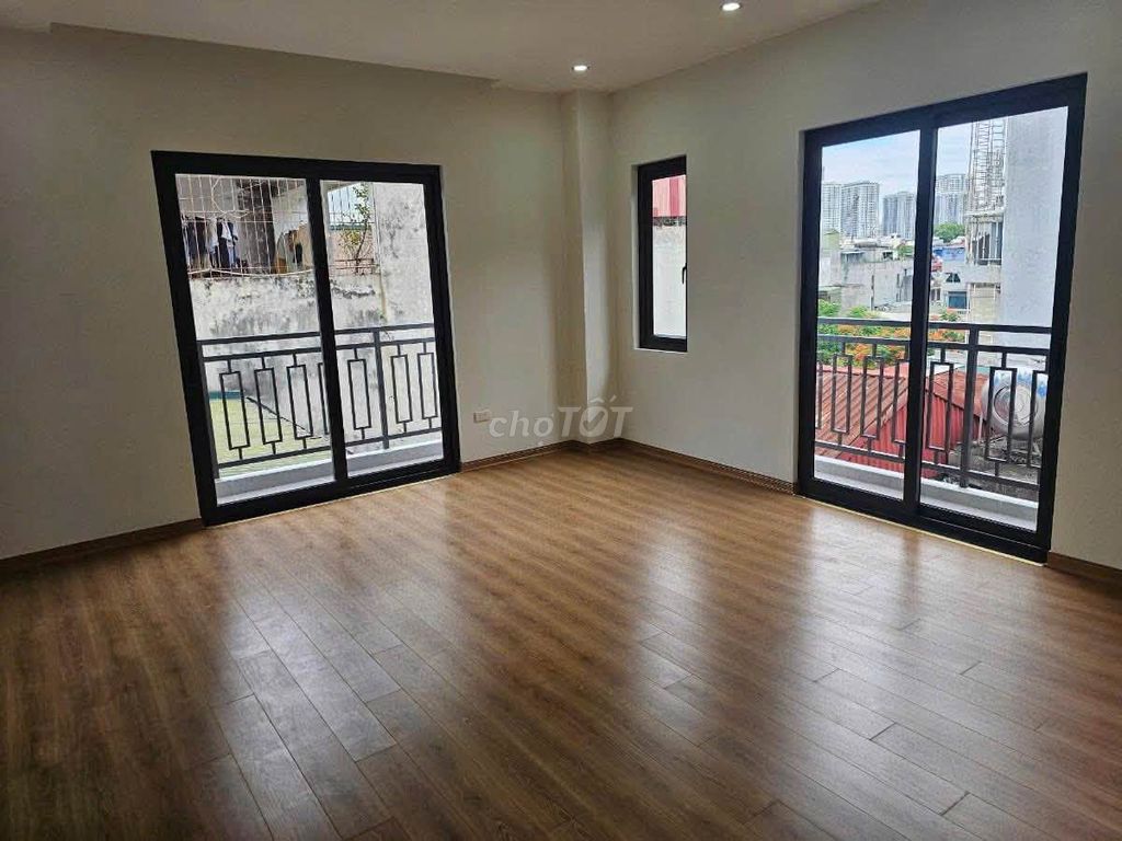Rent a new six-story elevator building.
