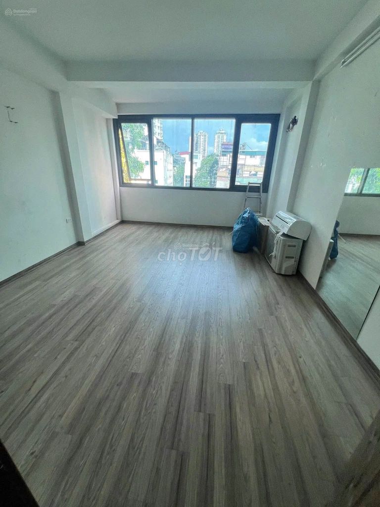 Rent the building on the 107 Nguyễn Chí Thanh, Đống Đa, with an elevator.