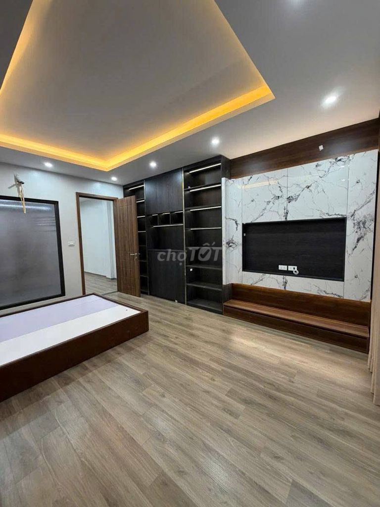 Rent 70 meters with elevators, cars in the house, Cầu Giấy