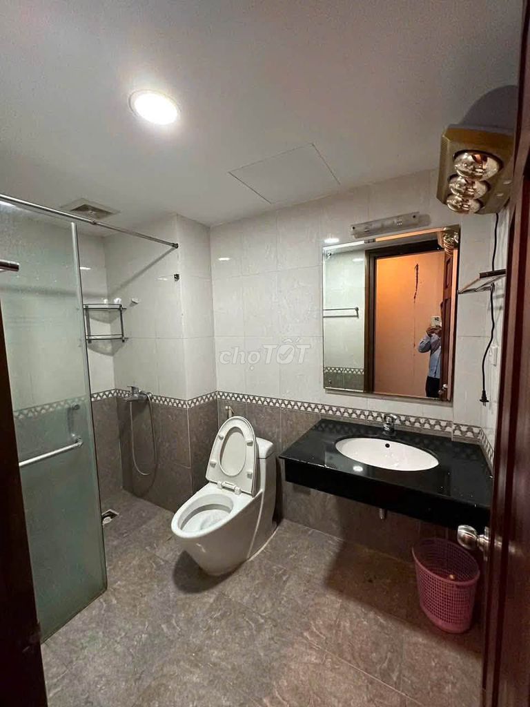 Rent his own house 75 meters x 4 level corner 1 Nguyễn Văn Huyên, Cầu Giấy