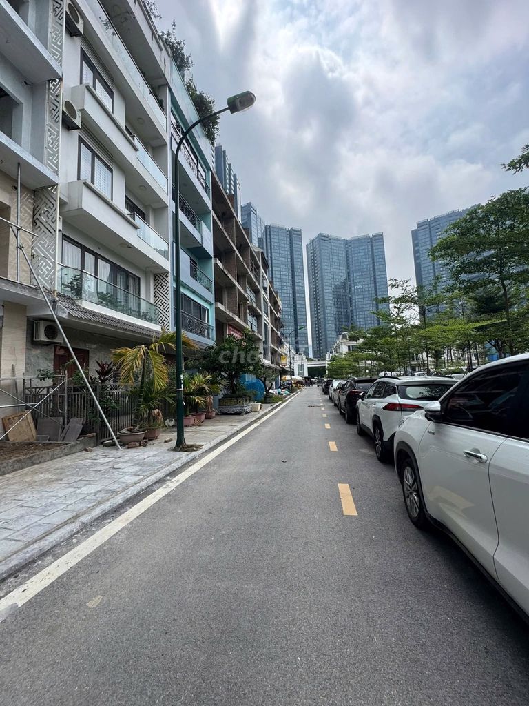 Rent right next to Ciputra 120 meters, 25 million a month.