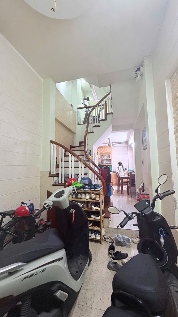 The owner rented four and a half stories near Cầu vượt Mai Dịch.