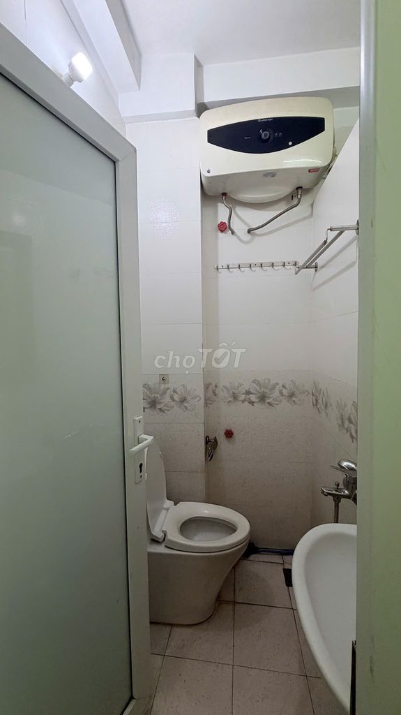 The owner rented four and a half stories near Cầu vượt Mai Dịch.
