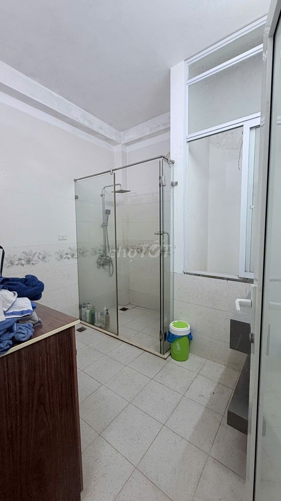 The owner rented four and a half stories near Cầu vượt Mai Dịch.