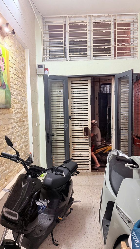 The owner rented four and a half stories near Cầu vượt Mai Dịch.